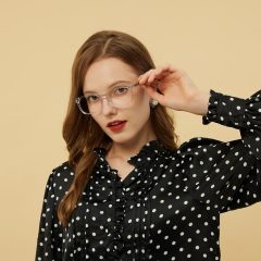 虎扑nba编辑部成员头像：一位戴细框眼镜的年轻编辑坐在深夜书桌前，屏幕蓝光映在侧脸上