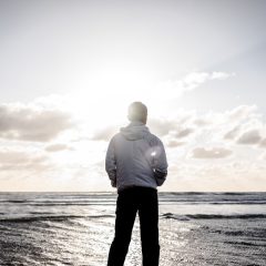 虎扑nba编辑部成员头像：一位穿深色卫衣的编辑正对着摊开的赛程表，用笔在纸上圈出重点场次