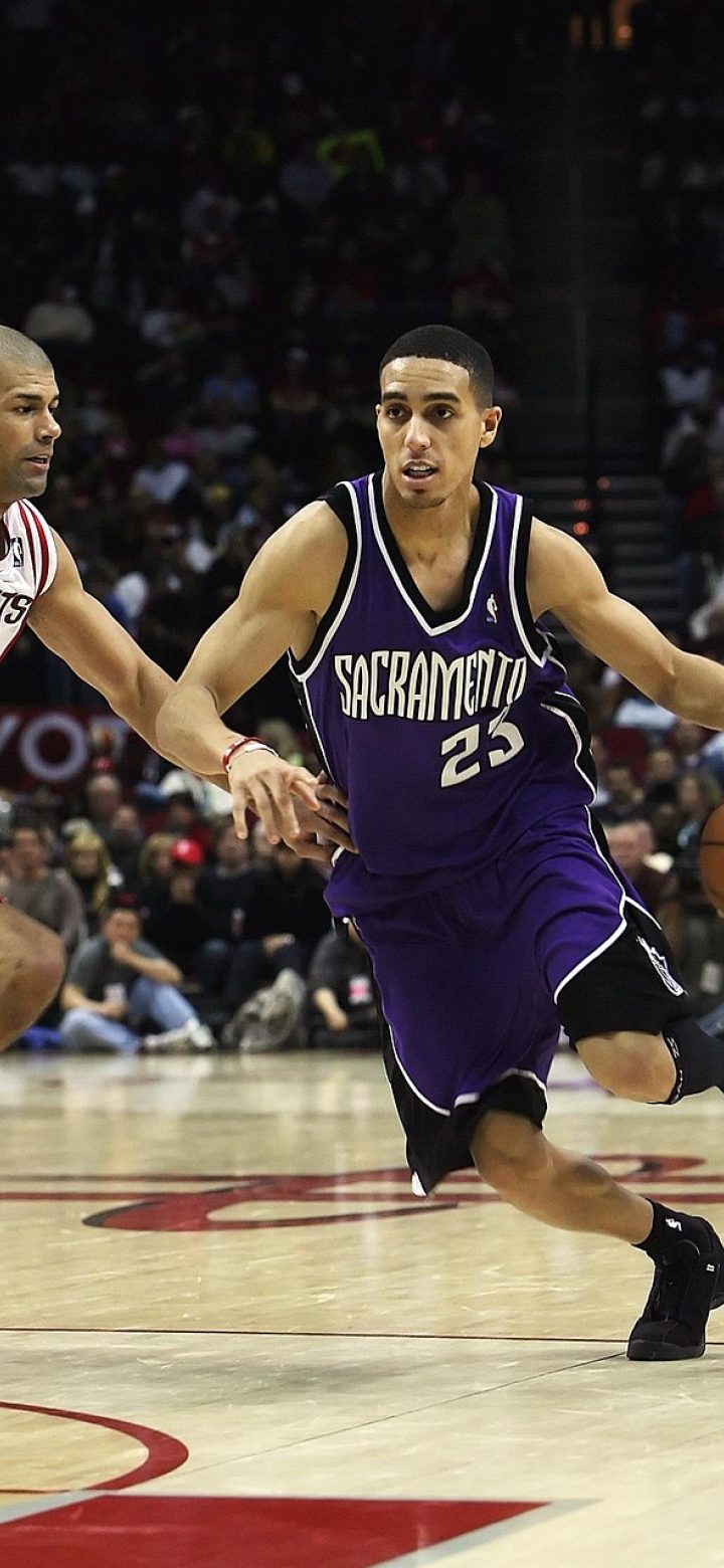 虎扑nba App 我的关注设置页，球队与球员以标签形式排列，每项右侧带铃铛图标可单独开启或关闭推送提醒
